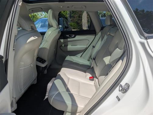 2023 Volvo XC60 B5 Ultimate Dark Theme