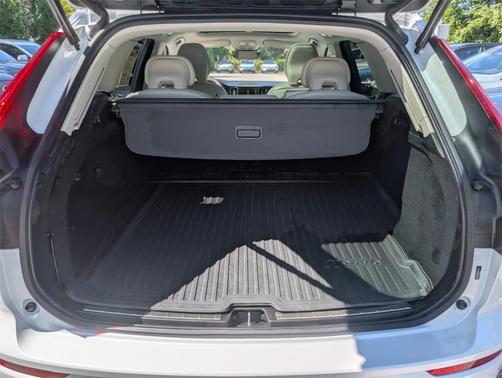 2023 Volvo XC60 B5 Ultimate Dark Theme
