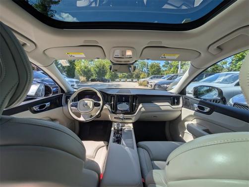 2023 Volvo XC60 B5 Ultimate Dark Theme
