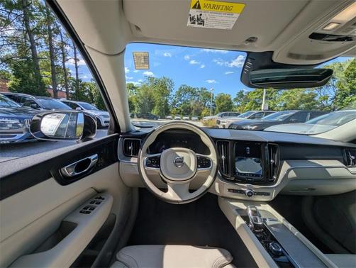 2023 Volvo XC60 B5 Ultimate Dark Theme