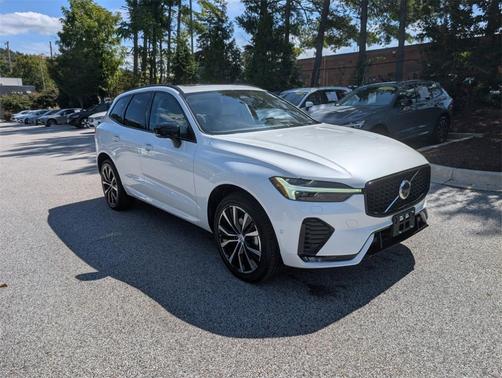 2023 Volvo XC60 B5 Ultimate Dark Theme