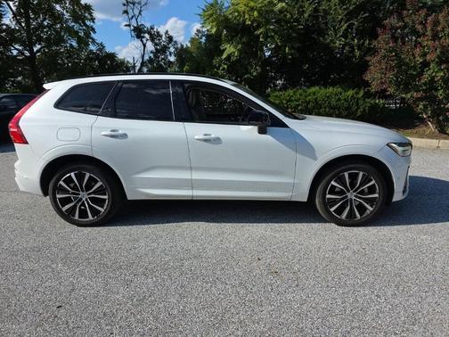 2023 Volvo XC60 B5 Ultimate Dark Theme