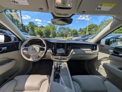 2023 Volvo XC60 B5 Ultimate Dark Theme