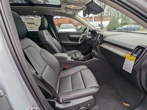 2025 Volvo XC40 B5 Plus Bright Theme