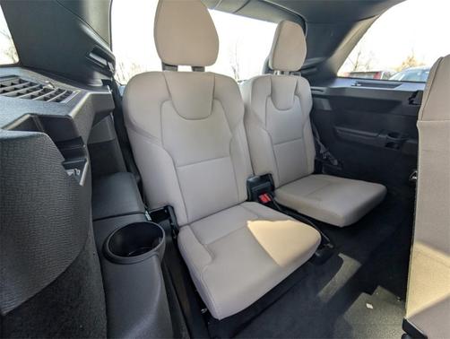 2025 Volvo XC90 B5 Core