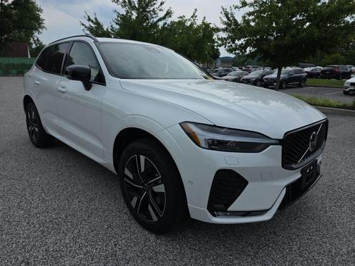 Crystal White Metallic 2026 Volvo XC60 B5 Plus