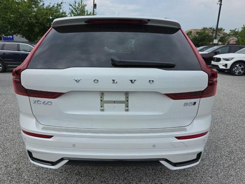 Crystal White Metallic 2026 Volvo XC60 B5 Plus
