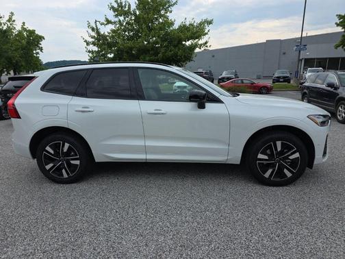 Crystal White Metallic 2026 Volvo XC60 B5 Plus