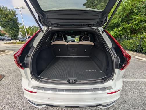 Crystal White Metallic 2026 Volvo XC60 B5 Plus