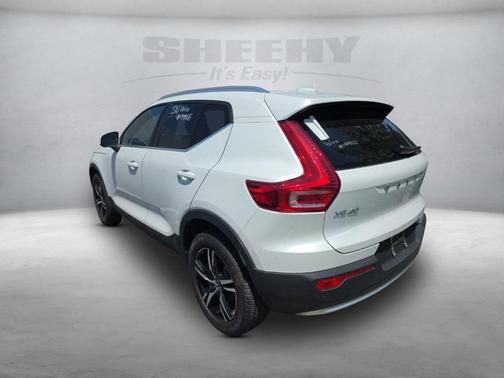 2025 Volvo XC40 B5 Core Bright Theme
