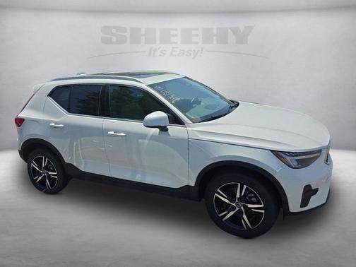 2025 Volvo XC40 B5 Core Bright Theme