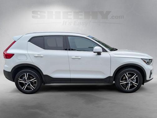 2025 Volvo XC40 B5 Core Bright Theme