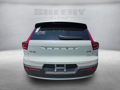 2025 Volvo XC40 B5 Core Bright Theme
