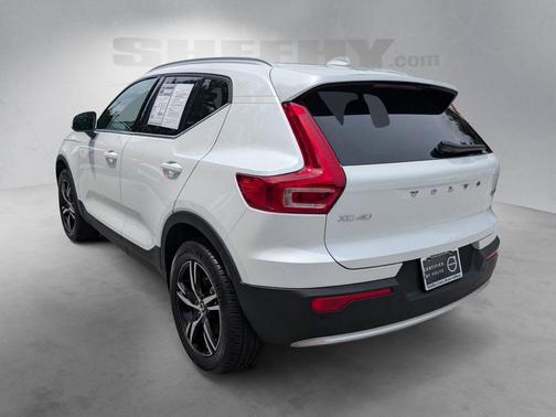 2025 Volvo XC40 B5 Core Bright Theme