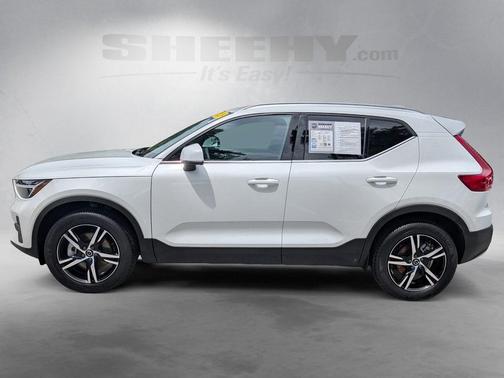 2025 Volvo XC40 B5 Core Bright Theme