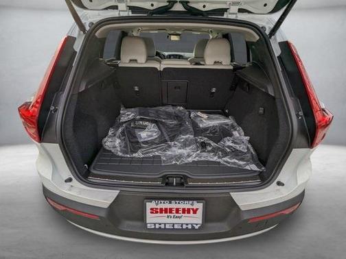 2025 Volvo XC40 B5 Plus Bright Theme