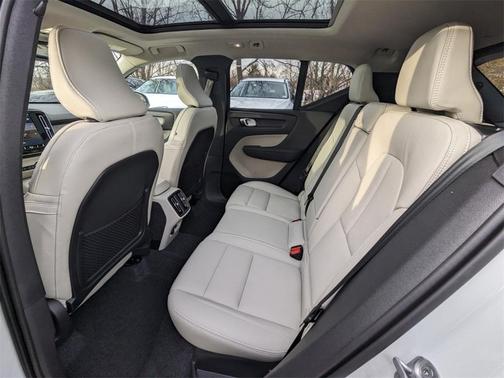 2025 Volvo XC40 B5 Plus Bright Theme
