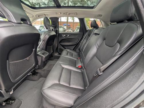 2022 Volvo XC60 B5 Momentum