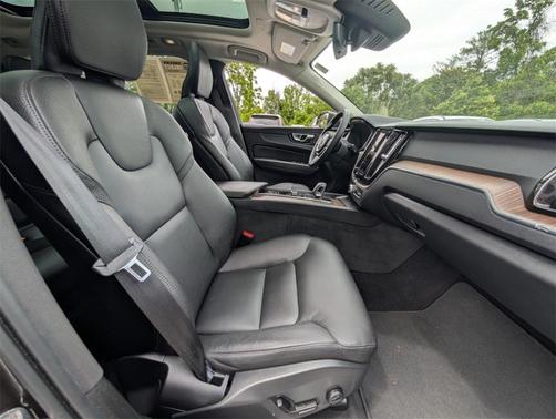 2022 Volvo XC60 B5 Momentum