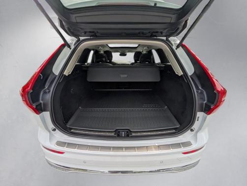 2023 Volvo XC60 Recharge Plug-In Hybrid T8 Core Bright Theme