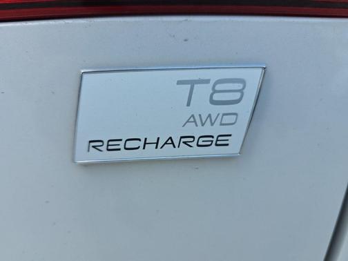 2023 Volvo XC60 Recharge Plug-In Hybrid T8 Core Bright Theme