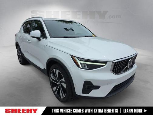 Crystal White Metallic 2023 Volvo XC40 B5 Plus Bright Theme