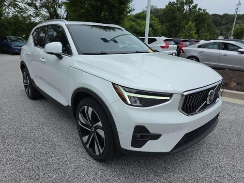 Crystal White Metallic 2023 Volvo XC40 B5 Plus Bright Theme