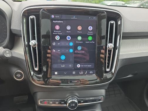 Crystal White Metallic 2023 Volvo XC40 B5 Plus Bright Theme