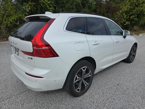 2022 Volvo XC60 B5 Momentum