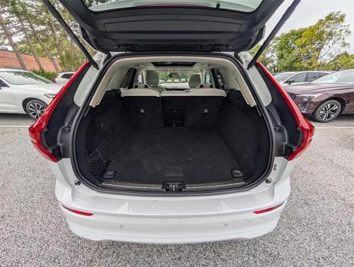 2022 Volvo XC60 B5 Momentum