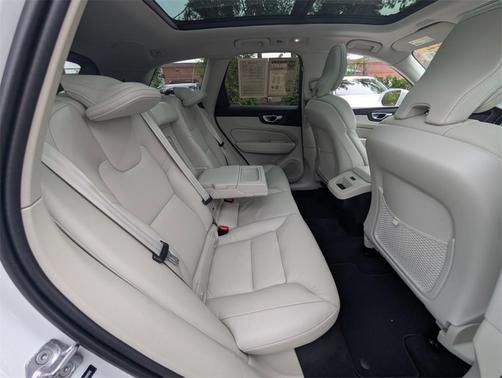 2022 Volvo XC60 B5 Momentum