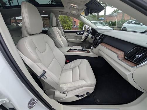 2022 Volvo XC60 B5 Momentum