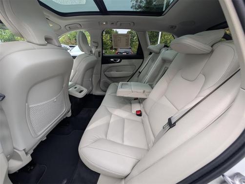2022 Volvo XC60 B5 Momentum