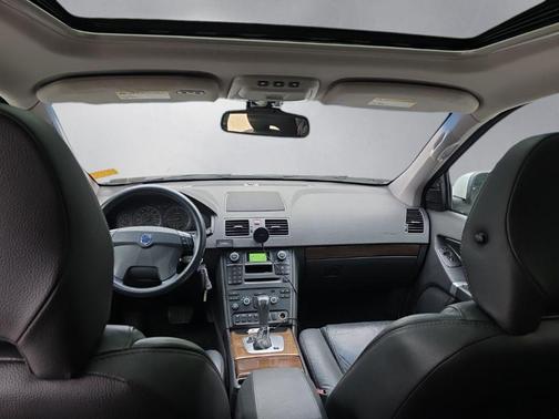 Ice White 2010 Volvo XC90 3.2