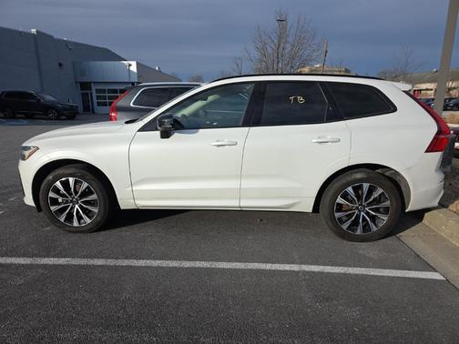 2025 Volvo XC60 B5 Plus