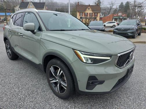 2023 Volvo XC40 B5 Plus Bright Theme