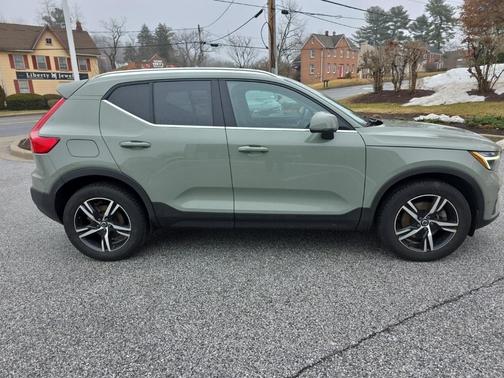 2023 Volvo XC40 B5 Plus Bright Theme