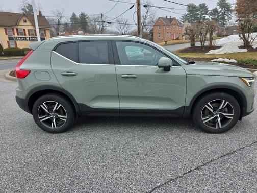 2023 Volvo XC40 B5 Plus Bright Theme