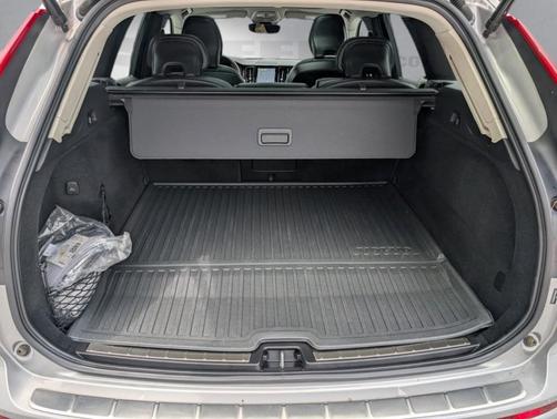 2023 Volvo XC60 Recharge Plug-In Hybrid T8 Core Bright Theme