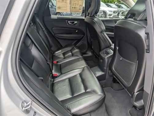 2023 Volvo XC60 Recharge Plug-In Hybrid T8 Core Bright Theme