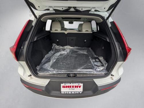 2025 Volvo XC40 B5 Plus Bright Theme
