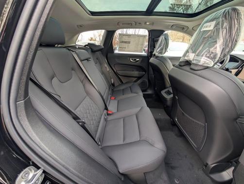 Onyx Black Metallic 2026 Volvo XC60 B5 Plus