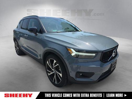 Gray Metallic 2022 Volvo XC40 T5 R-Design