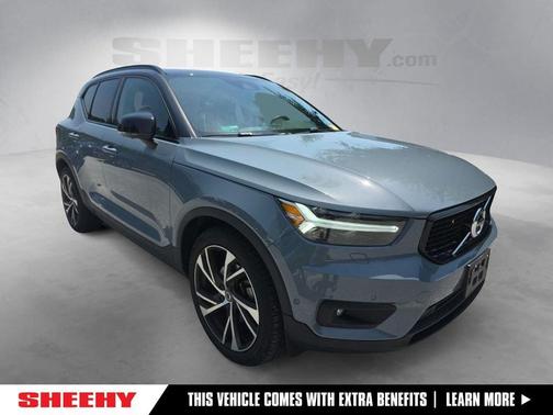Gray Metallic 2022 Volvo XC40 T5 R-Design