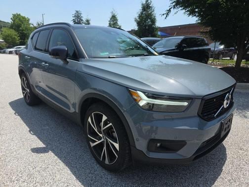 Gray Metallic 2022 Volvo XC40 T5 R-Design