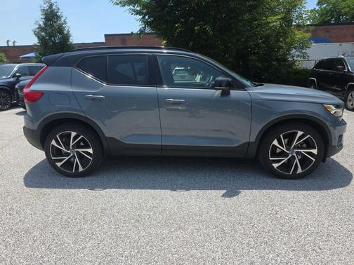 Gray Metallic 2022 Volvo XC40 T5 R-Design