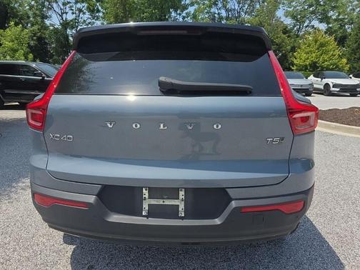 Gray Metallic 2022 Volvo XC40 T5 R-Design