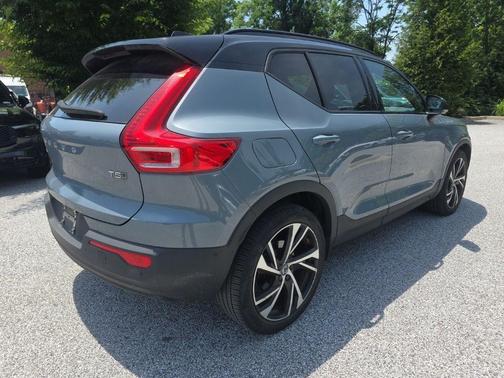 Gray Metallic 2022 Volvo XC40 T5 R-Design