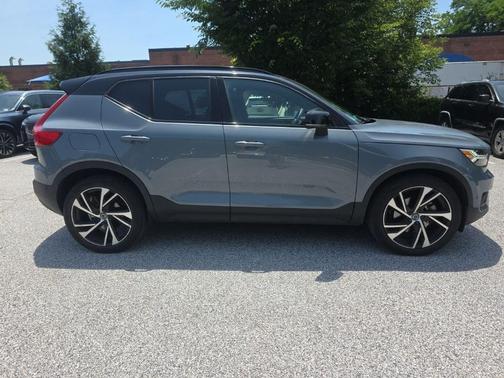 Gray Metallic 2022 Volvo XC40 T5 R-Design