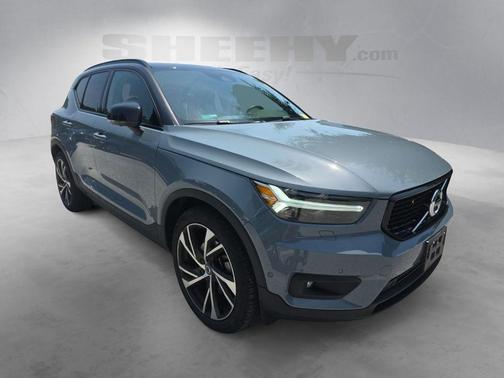 Gray Metallic 2022 Volvo XC40 T5 R-Design